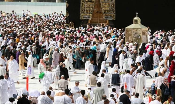 Umat muslim memakai masker pelindung, menyusul penularan virus corona baru, saat mereka beribadah di Ka'bah di Mesjid Raya, kota suci Mekah, Arab Saudi, Selasa (3/3/2020)./Antara