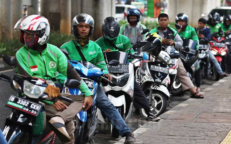 Pengemudi ojek online menunggu penumpang di kawasan Mayestik, Jakarta, Rabu (18/3/2020). Bisnis/Eusebio Chrysnamurti
