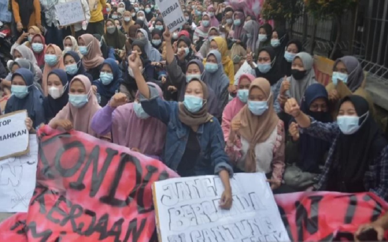 Ratusan buruh PT Sri Tita Medika berunjuk rasa di depan perusahaan, Desa Hegarmukti, Kecamatan Cikarang Pusat, Kabupaten Bekasi, Jawa Barat pada Rabu (17/11/2021) menuntut perbaikan kesejahteraan pekerja. /Antara