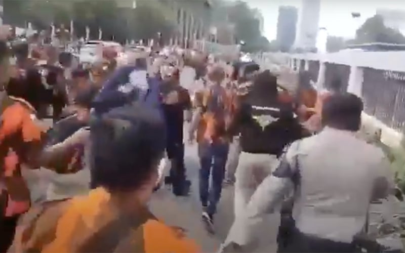 (VIDEO) Ormas Pemuda Pancasila Serang Polisi di Depan DPR