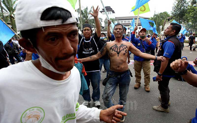  Tolak Penetapan UMP, Buruh Gelar Aksi di Gedung Sate Bandung