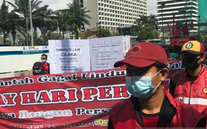 Buruh pedemo dari Konfederasi Kongres Aliansi Serikat Buruh Indonesia (KASBI) menyampaikan tuntutan pencabutan UU Cipta Kerja di Jakarta, Sabtu (1/5/2021)./Antara rnrn