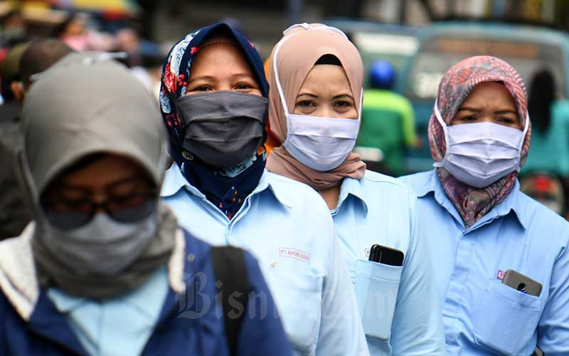 Pekerja pabrik pulang seusai bekerja di salah satu pabrik makanan di Jakarta, Sabtu (11/4/2020). /Bisnis-Abdurachman