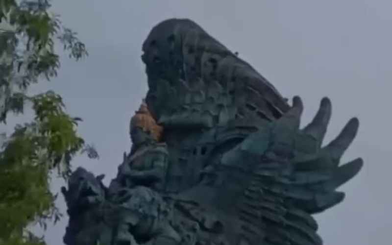 Tangkapan layar video viral yang menunjukkan seorang pria memanjat patung Garuda Wisnu Kencana (GWK) buat heboh media sosial.Instagram/Nyoman_nuarta.
