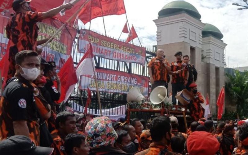 Massa dari ormas Pemuda Pancasila (PP) melakukan aksi protes di depan Gedung DPR RI, Jakarta, pada Kamis, 25 November 2021. Mereka memprotes pernyataan Anggota DPR RI dari Fraksi PDIP Junimart Girsang soal penertiban ormas - JIBI/BISNI/Sholahuddin Al Ayyubi