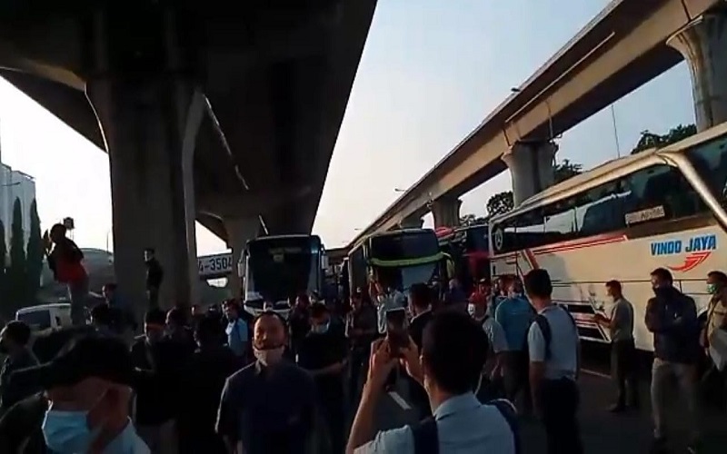 Puluhan buruh pabrik melakukan protes hingga turun ke Jalan Tol Cikarang KM 31 pada hari pertama larangan mudik Lebaran, Kamis (6/5/2021)