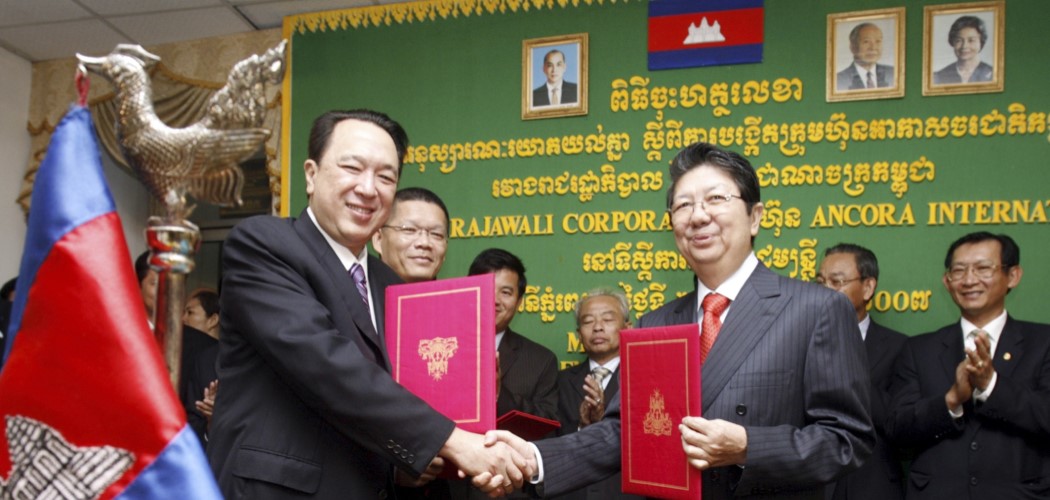 Deputi Perdana Menteri Kamboja Sok An (kanan) berjabat tangan dengan Peter Sondakh (kiri), Pemimpin dan CEO Grup Rajawali, setelah acara penandatanganan untuk maskapai penerbangan nasional Kamboja yang baru di Phnom Penh, Jumat (23/11/2007)./antara - Chor Sokunthea.