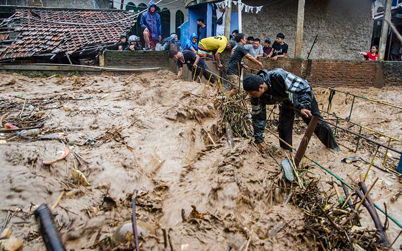  Antisipasi Meluapnya Sungai Cipaglo Bandung, Warga Bongkar Jembatan