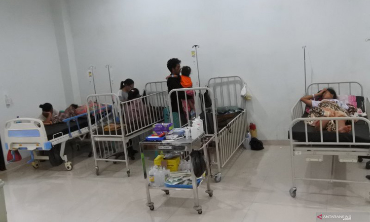 Pasien demam berdarah dengue (DBD) tengah dirawat di salah satu ruangan di RSUD TC Hillers, Rabu (11/3/2020)./Antara-Kornelis Kaha