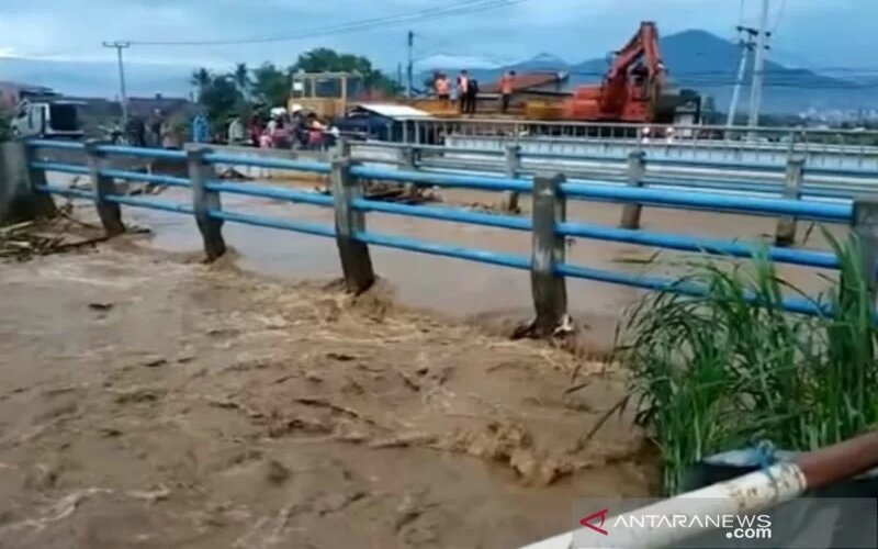  Sejumlah Kereta Api Tertahan Luapan Air di Bandung