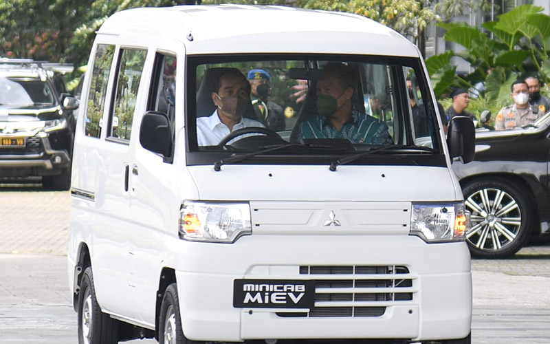 Presiden Joko Widodo dan Menteri Perindustrian Agus Gumiwang mencoba Mitsubishi Minicam MiEV usai mengunjungi GIIAS 2021. /Biro Pers Media Istana-Lukas