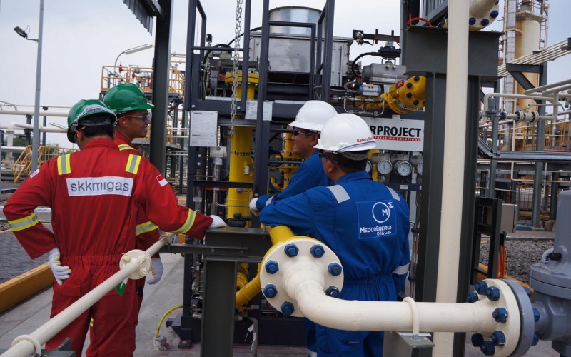 Pekerja melakukan pengawasan di proyek Grati Pressure Lowering yang dilakukan oleh Ophir Indonesia (Sampang) Pty. Ltd., Jawa Timur. Istimewa - Dok. SKK Migas