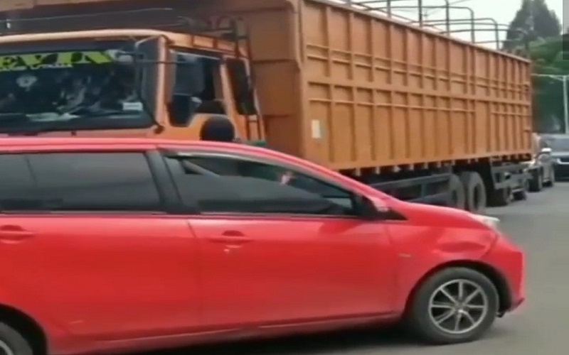 Diduga Saling Tak Mau Mengalah Saat di Jalan Raya, Pengemudi Mobil Lempar Kaca Truk hingga Pecah