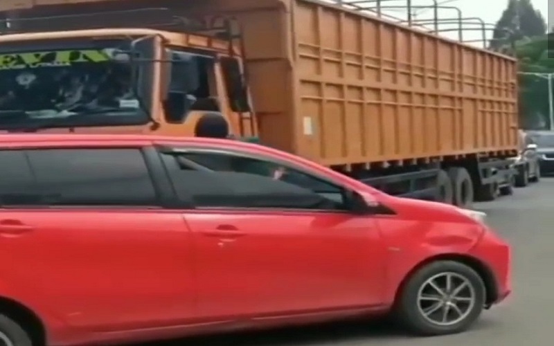  Diduga Saling Tak Mau Mengalah Saat di Jalan Raya, Pengemudi Mobil Lempar Kaca Truk hingga Pecah