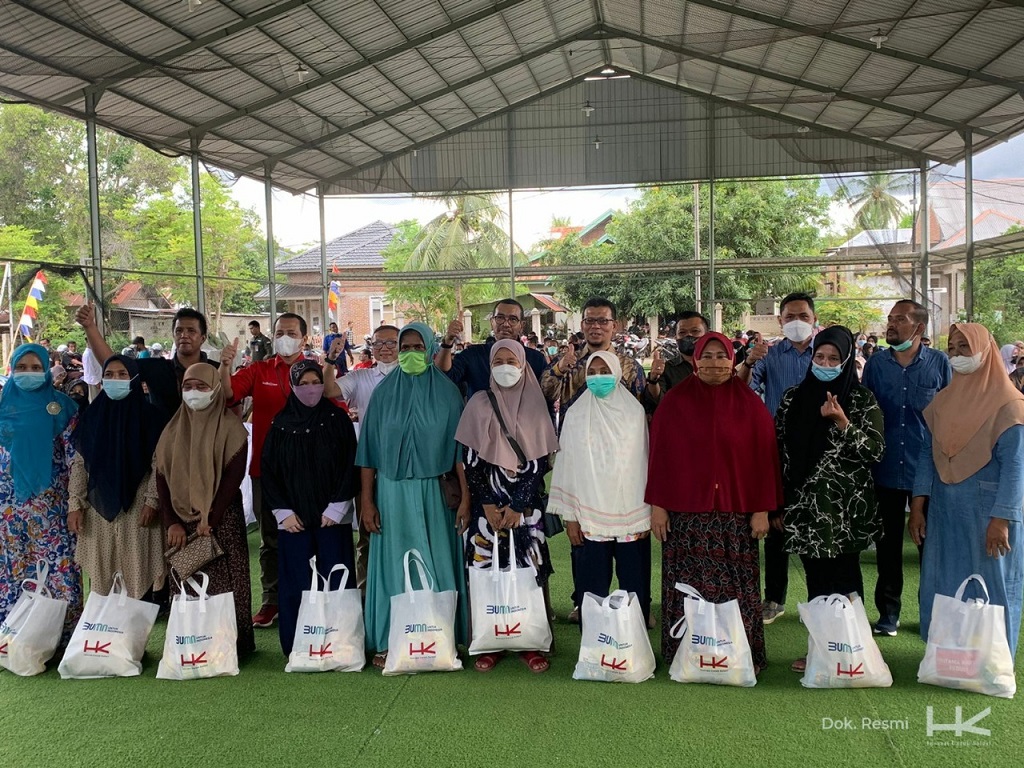 Hutama Karya Bagikan 250 Paket Sembako untuk Masyarakat Terdampak Covid-19 di Aceh