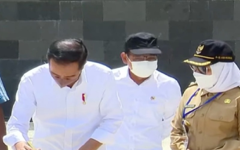 Presiden Jokowi menandatangani prasasti sebagai tanda peresmian Bendungan Tugu dan Bendungan Gongseng, Selasa (30/11/2021), di Trenggalek, Jawa Timur./Istimewa
