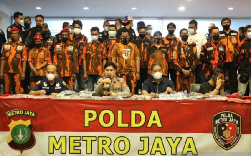 Kabid Humas Polda Metro Jaya Kombes Pol Endra Zulpan (depan, kedua dari kiri) dan Direktur Reserse Kriminal Umum Polda Metro Jaya Kombes Pol Tubagus Ade Hidayat (depan, kedua dari kanan) /Antara