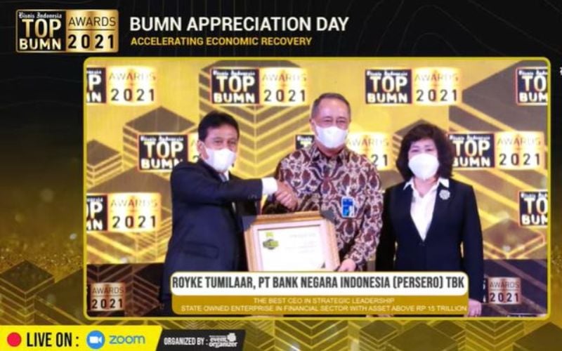 Direktur Utama BNI Royke Tumilaar saat menerima penghargaan Top CEO in Strategic Leadership dalam acara Bisnis Indonesia Top BUMN Awards 2021, Selasa (30/11/2021).