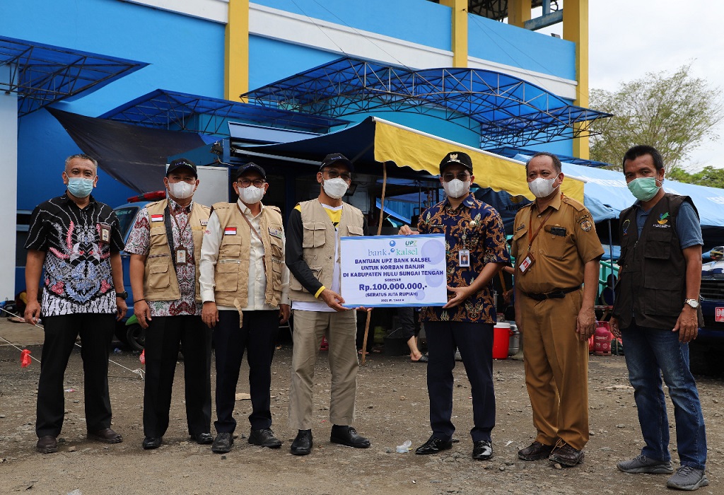  Serahkan Bantuan 100 Juta, UPZ Bank Kalsel Bantu Warga Terdampak Banjir Hulu Sungai Tengah