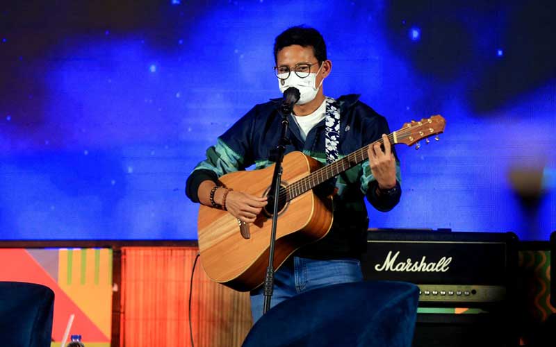  Sandiaga Uno Bermain Gitar saat Puncak Apresiasi Kreasi Indonesia 2021