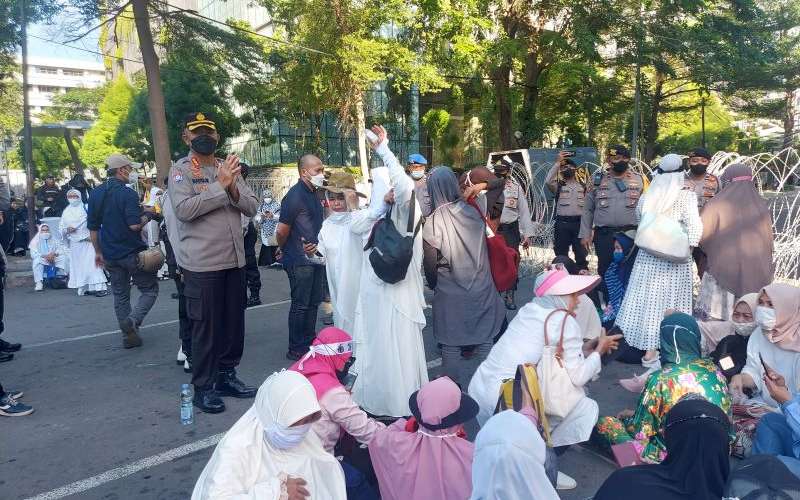  Aparat Polisi Bubarkan Kerumunan Reuni 212