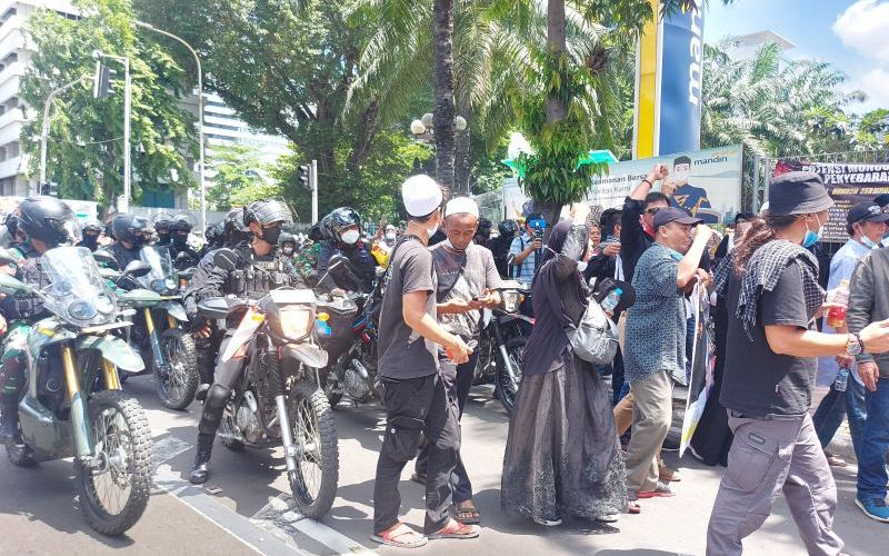 Aparat dari Brimob dan Polisi Militer menggunakan motor trail untuk membubarkan massa Reuni 212 yang sedang berkerumun di depan Gedung Wisma Mandiri, Jakarta (2/12/2021) - ANTARA/Mentari Dwi Gayati.
