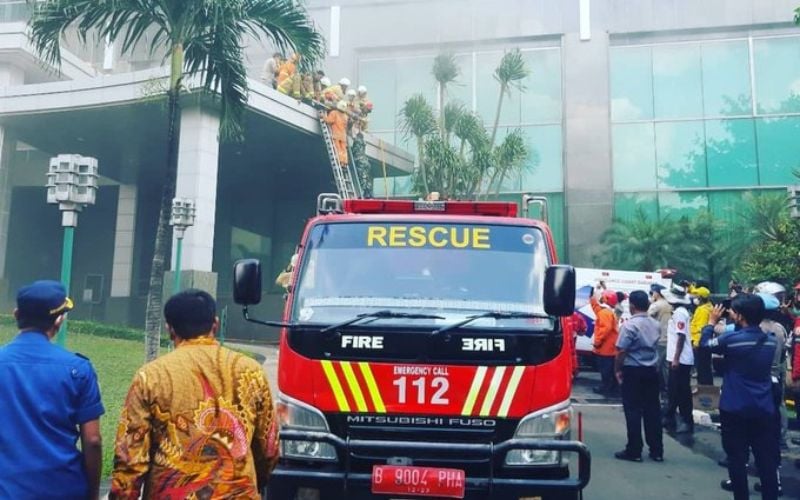  Kebakaran Gedung Cyber 1 Kuningan, 40 Unit Mobil Damkar Dikerahkan