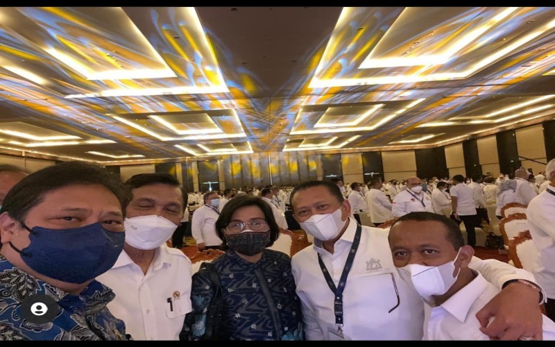  Momen Ketika Sri Mulyani Pamer Selfie Bareng Bamsoet di Bali