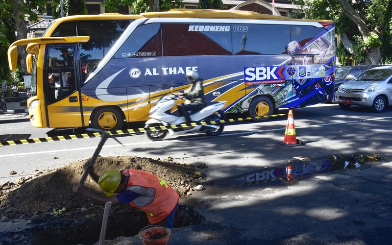 Bus angkutan khusus untuk penonton World Superbike (WSBK) Mandalika melintas di jalan Pejanggik, Mataram, NTB, Selasa (2/11/2021)./Antara-Ahmad Subaidi.
