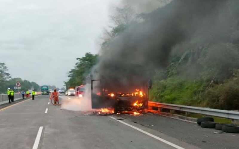  Bus Jurusan Tangerang-Yogyakarta Terbakar di Tol Semarang