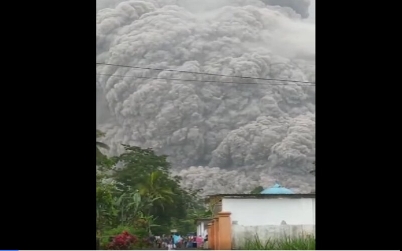  Gunung Semeru Erupsi, Ini Langkah Khofifah