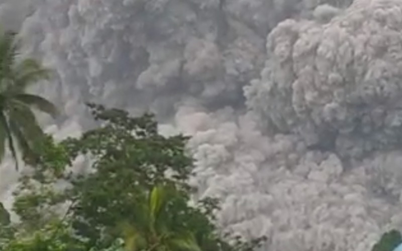 Gunung Semeru di Kabupaten Lumajang, Jawa Timur yang mengalami erupsi disertai awan panas guguran, pada Sabtu (4/12/2021) sekitar pukul 15.00 WIB. /Istimewa