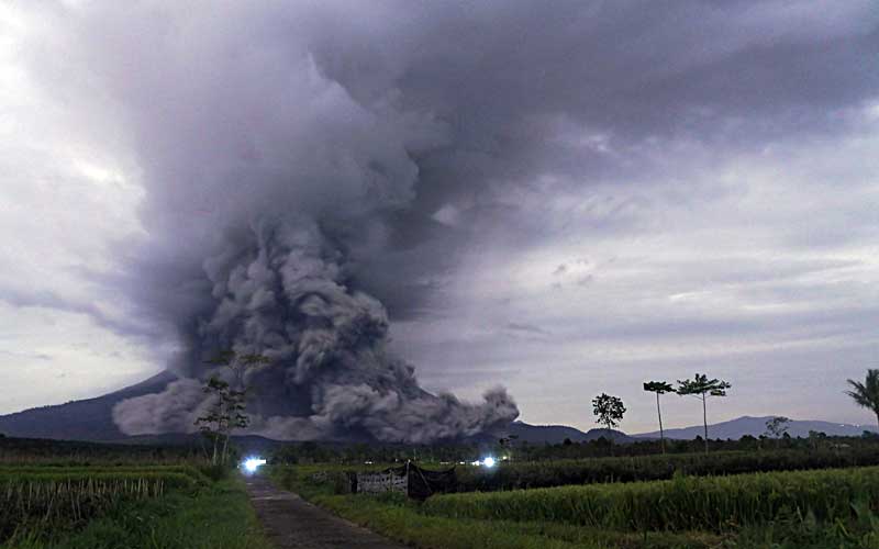 Erupsi Gunung Semeru Tidak Dapat Diprediksi, Ini Sebabnya Menurut PVMBG