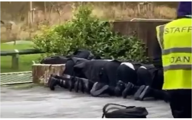  Viral Video Murid Salat Jumat di Luar Saat Cuaca Dingin