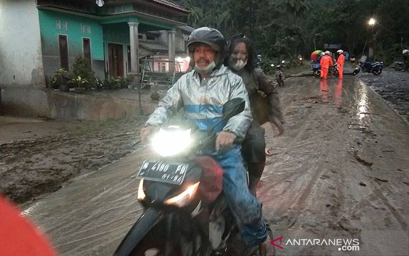 Warga menuju ke tempat pengungsian untuk menghindari dampak hujan abu akibat letusan Gunung Semeru di Desa Sumberwuluh, Candipuro, Lumajang, Jawa Timur, Sabtu (4/12/2021)./ANTARA FOTO-Hermawan/sen/rwa/aa