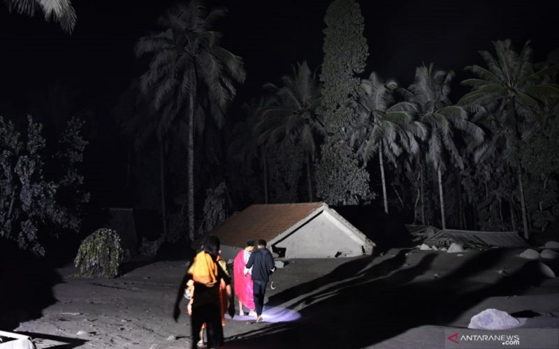  Foto-foto Atap Rumah Tertimbun Abu Vulkanik Akibat Erupsi Gunung Semeru