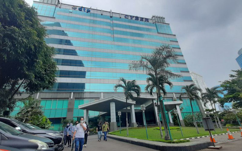 Kondisi terkini gedung Cyber Mampang Prapatan Jakarta Selatan usai kebakaran di lantai dua Kamis kemarin. Para pegawai telah beraktivitas normal kembali, Jumat (3/12/2021). /Antara-Sihol Hasugian
