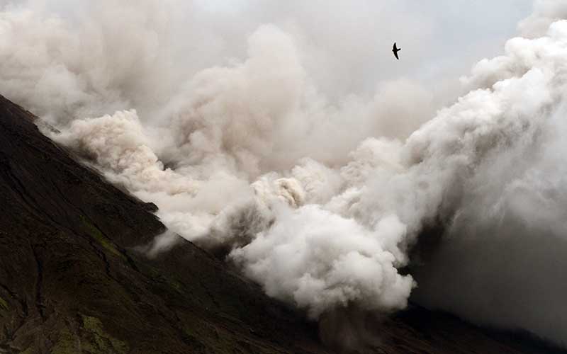  Gunung Semeru Kembali Semburkan Awan Panas Sejauh 2,5 Kilometer