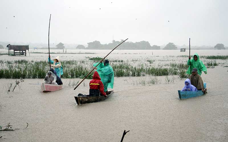  Banjir Belum Surut, Sejumlah Murid di Makassar Berangkat Sekolah Naik Perahu