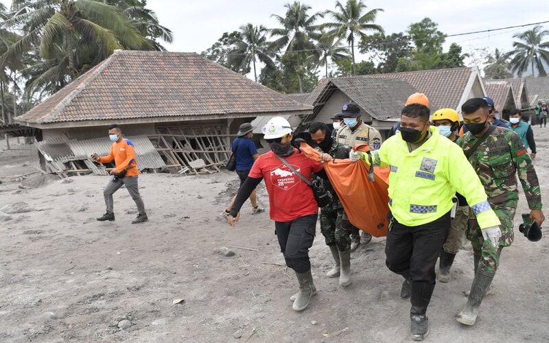 Tim SAR gabungan mengevakuasi jenazah korban yang tertimbun material guguran awan panas Gunung Semeru saat operasi pencarian korban di Desa Sumberwuluh, Lumajang, Jawa Timur, Senin (6/12/2021). Berdasarkan laporan Badan Nasional Penanggulangan Bencana (BNPB), jumlah korban meninggal hingga pukul 11.10 WIB hari ini berjumlah 15 orang dan 27 orang masih dalam proses pencarian./Antara-Zabur Karuru.