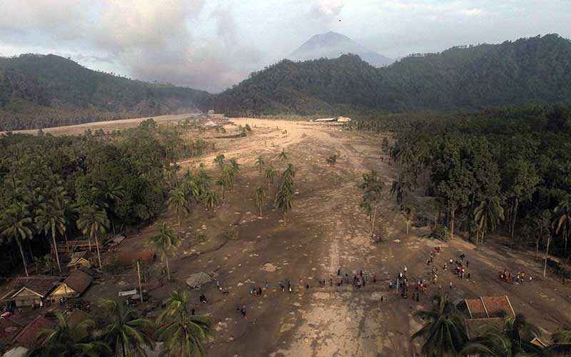 Foto udara kondisi permukiman warga yang tertimbun material guguran awan panas Gunung Semeru di Desa Sumber Wuluh, Lumajang, Jawa Timur, Minggu (5/12/2021). Akibat awan panas guguran Gunung Semeru tersebut puluhan rumah warga rusak dan ratusan warga mengungsi. ANTARA FOTO/Zabur Karuru