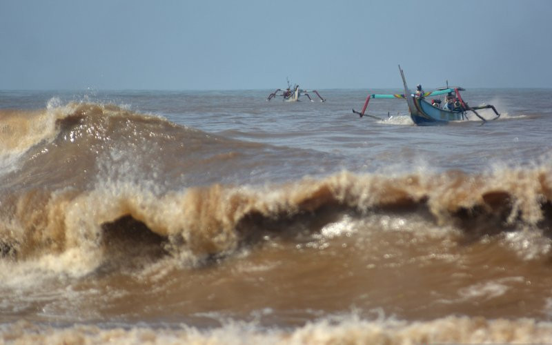  Kapal Laut di Makassar Diminta Mewaspadai Cuaca Ekstrem