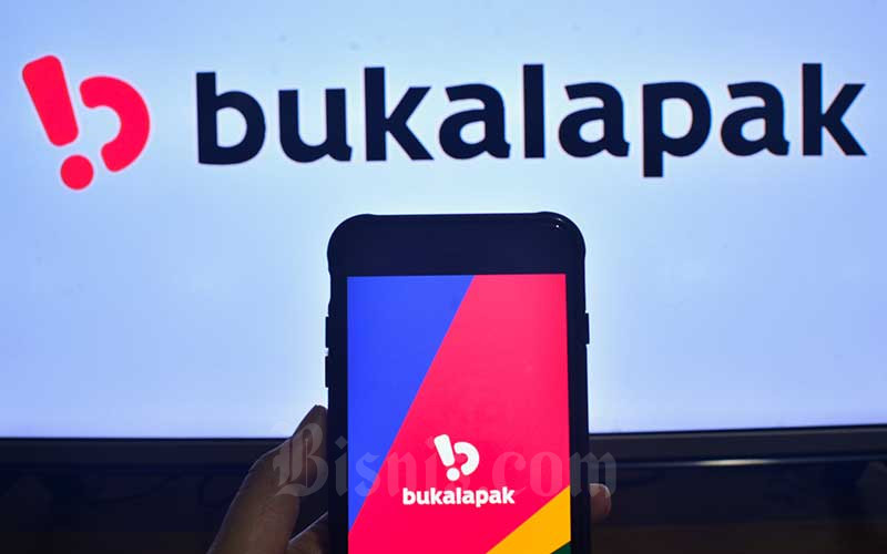 Warga mengakses aplikasi Bukalapak di Jakarta, Kamis (5/8/2021). Bisnis/Fanny Kusumawardhani
