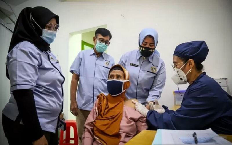 Vaksinasi warga lanjut usia (lansia) di Jakarta Utara./Antararn