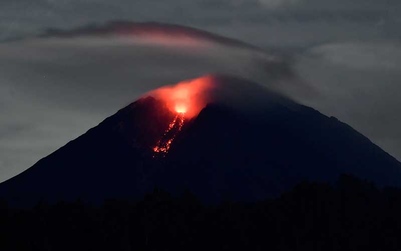  Gunung Semeru Keluarkan Lava Pijar