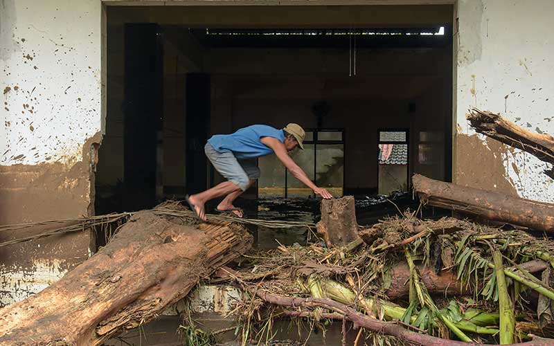  Tim Gabungan Terus Lakukan Pencarian Korban Banjir di Lombok NTB