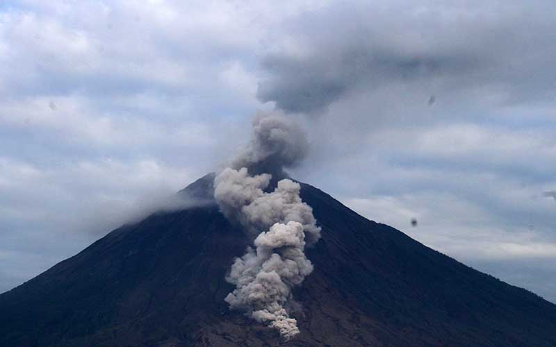  Gunung Semeru Kembali Luncurkan Awan Panas