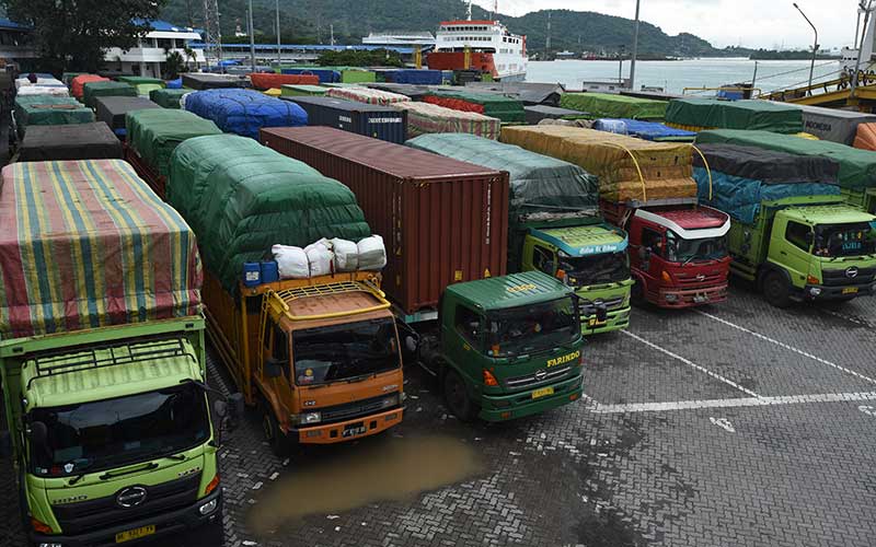  Cuaca Buruk, Membuat Antrean Truk Mengular di Pelabuhan Merak