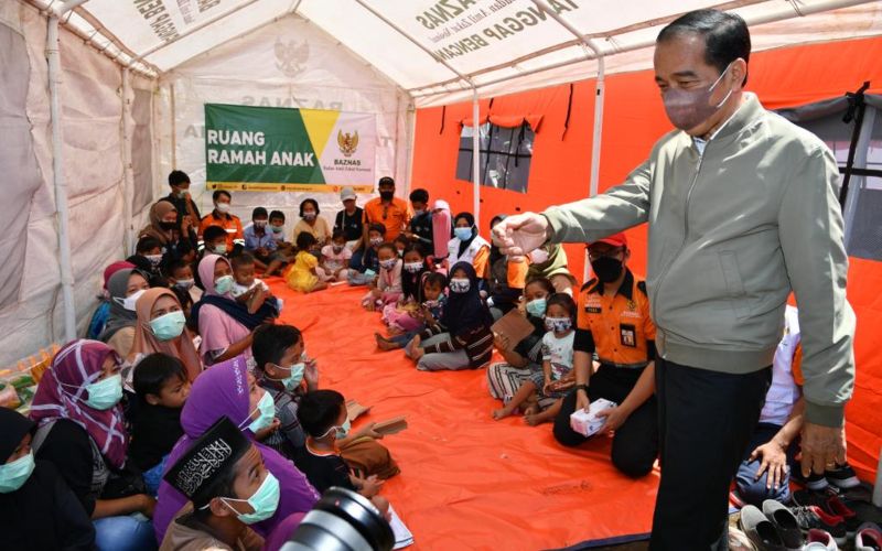  Warga Cerita Detik-Detik Erupsi Semeru ke Jokowi: Nggak Sampai 1 Menit, Langsung Gelap
