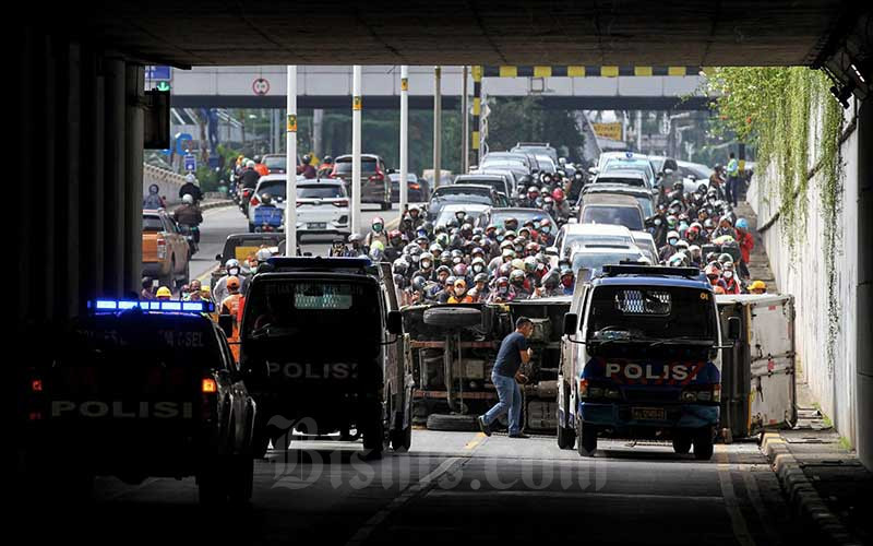  Terjadi Kecelakaan Truk, Jalur Alteri Pondok Indah Macet Total